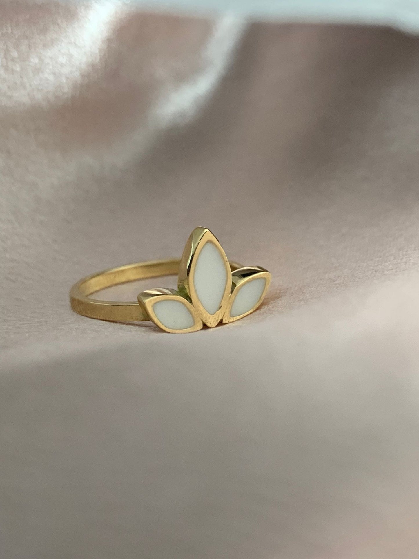 Anillo de leche materna con flor de loto - oro de 14 quilates